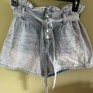 American Eagle High Waist Mom Jean Shorts w/Button Fly & Belted Front. Size 4